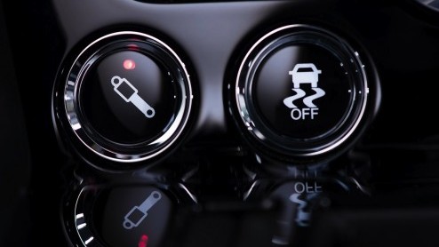 Aston Martin introduceert Aston Martin V12 Vantage S. Met nieuwe twaalfcilinder, een andere transmissie, specifieke exterieurdetails en nog meer driveability.