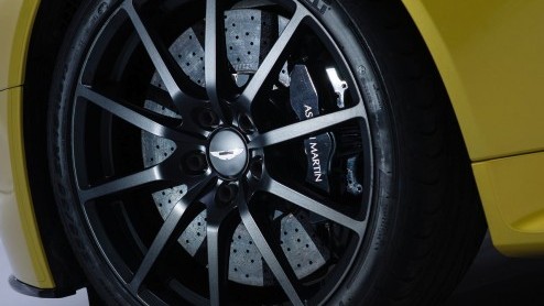 Aston Martin introduceert Aston Martin V12 Vantage S. Met nieuwe twaalfcilinder, een andere transmissie, specifieke exterieurdetails en nog meer driveability.