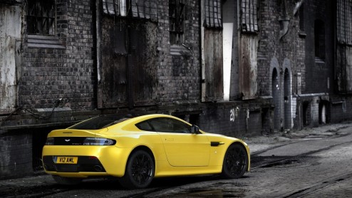 Aston Martin introduceert Aston Martin V12 Vantage S. Met nieuwe twaalfcilinder, een andere transmissie, specifieke exterieurdetails en nog meer driveability.