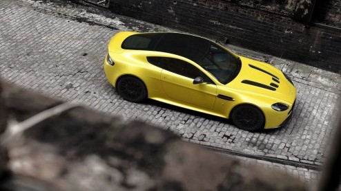 Aston Martin introduceert Aston Martin V12 Vantage S. Met nieuwe twaalfcilinder, een andere transmissie, specifieke exterieurdetails en nog meer driveability.