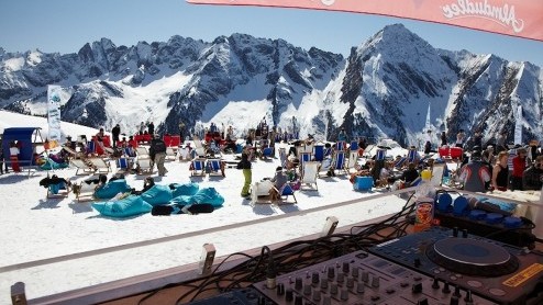 Een week lang DJ-muziek, sneeuwsporten, de unieke roadtrip en lekker veel Volvo; dat is waar het bij Volvo Snowbombing 2011 om draait. Midden op de pistes van Mayrhofen, van 4 tot 9 april. An offer we