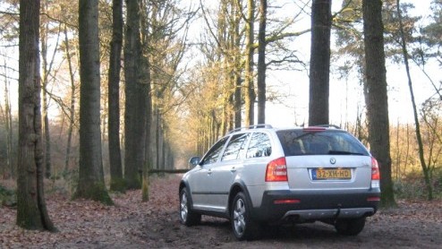 Je kunt ze Cross of Crossroad noemen, de toevoeging XC, Outdoor of Freetrack geven, maar in feite komt het  net als bij de Skoda Octavia Scout 4x4 - op hetzelfde neer. Geef een bestaand model een sto