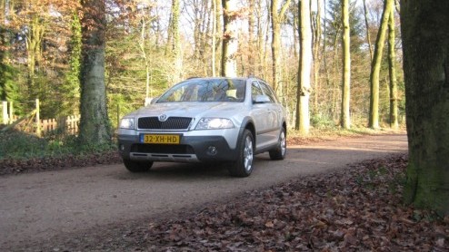 Je kunt ze Cross of Crossroad noemen, de toevoeging XC, Outdoor of Freetrack geven, maar in feite komt het  net als bij de Skoda Octavia Scout 4x4 - op hetzelfde neer. Geef een bestaand model een sto