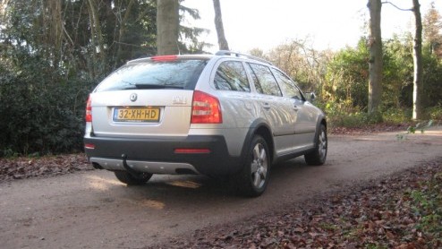Je kunt ze Cross of Crossroad noemen, de toevoeging XC, Outdoor of Freetrack geven, maar in feite komt het  net als bij de Skoda Octavia Scout 4x4 - op hetzelfde neer. Geef een bestaand model een sto
