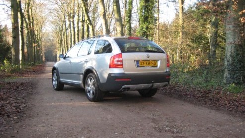Je kunt ze Cross of Crossroad noemen, de toevoeging XC, Outdoor of Freetrack geven, maar in feite komt het  net als bij de Skoda Octavia Scout 4x4 - op hetzelfde neer. Geef een bestaand model een sto