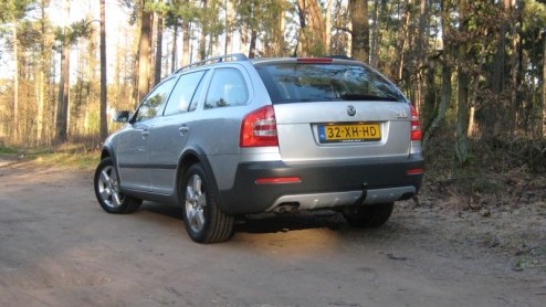 Je kunt ze Cross of Crossroad noemen, de toevoeging XC, Outdoor of Freetrack geven, maar in feite komt het  net als bij de Skoda Octavia Scout 4x4 - op hetzelfde neer. Geef een bestaand model een sto