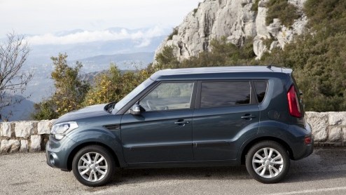De Kia Soul gaat het nieuwe jaar in met een opgefrist gezicht. Daarbij hoort ook een nieuwe 1.6 liter benzinemotor, met zesbak of automaat. Kia levert de excentrieke Soul in n uitrustingsniveau en d