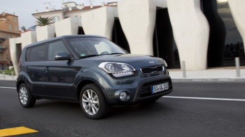 De Kia Soul gaat het nieuwe jaar in met een opgefrist gezicht. Daarbij hoort ook een nieuwe 1.6 liter benzinemotor, met zesbak of automaat. Kia levert de excentrieke Soul in n uitrustingsniveau en d