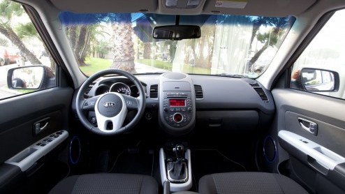 De Kia Soul gaat het nieuwe jaar in met een opgefrist gezicht. Daarbij hoort ook een nieuwe 1.6 liter benzinemotor, met zesbak of automaat. Kia levert de excentrieke Soul in n uitrustingsniveau en d