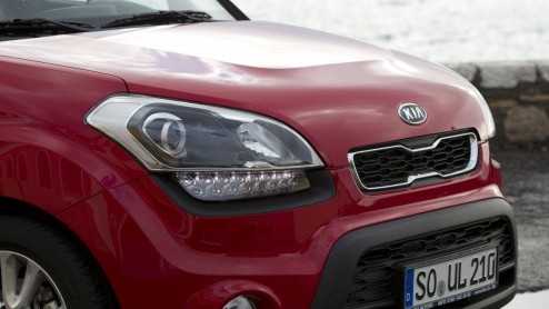 De Kia Soul gaat het nieuwe jaar in met een opgefrist gezicht. Daarbij hoort ook een nieuwe 1.6 liter benzinemotor, met zesbak of automaat. Kia levert de excentrieke Soul in n uitrustingsniveau en d