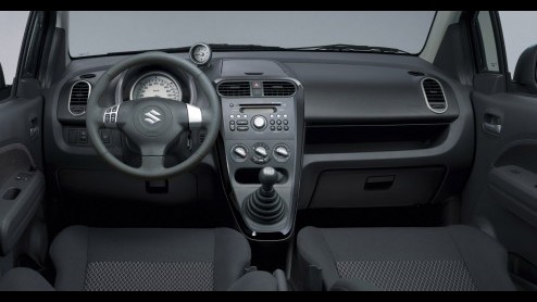 Suzuki heeft de Splash een facelift gegeven. Het vernieuwde model is onder meer herkenbaar aan de grote grille en sportievere achterbumper. Prijzen beginnen bij 9899 euro.