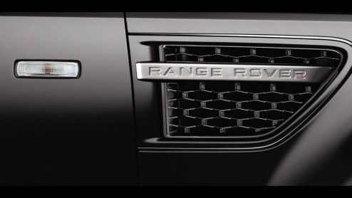 Tijdelijk is de Range Rover Sport bijzonder zwart. Tenminste, als je de gelimiteerde uitvoering 'Black' besteld hebt. Deze is er alleen met een dieselmotor, zit ruim in z'n spullen en kost 102.900 eur
