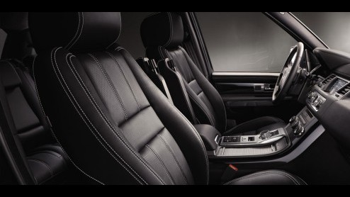 Tijdelijk is de Range Rover Sport bijzonder zwart. Tenminste, als je de gelimiteerde uitvoering 'Black' besteld hebt. Deze is er alleen met een dieselmotor, zit ruim in z'n spullen en kost 102.900 eur