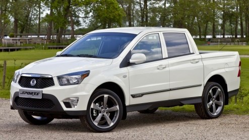 Ssangyong is in Nederland terug van weggeweest. De nieuwe importeur van het Koreaanse merk valt met de neus in de boter, nu de benzineversie van de nieuwe Korando en Actyon Sports pick-up gereed is vo