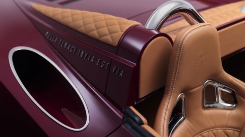 Spyker heeft de B6 Venator Spyder Concept wereldkundig gemaakt en tevens een prijskaartje aan de zomerse bolide gehangen, die vanaf eind volgend jaar pas in productie gaat.