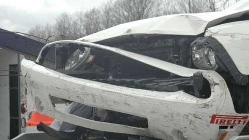 Eigenlijk willen we het niet weten of zien, maar een eerste exemplaar van de Dodge Challenger SRT8 heeft zich tijdens de One Lap of America naast de weg begeven, met frontschade tot gevolg.