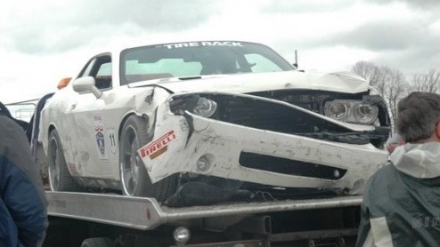 Eigenlijk willen we het niet weten of zien, maar een eerste exemplaar van de Dodge Challenger SRT8 heeft zich tijdens de One Lap of America naast de weg begeven, met frontschade tot gevolg.