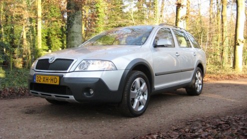 Je kunt ze Cross of Crossroad noemen, de toevoeging XC, Outdoor of Freetrack geven, maar in feite komt het  net als bij de Skoda Octavia Scout 4x4 - op hetzelfde neer. Geef een bestaand model een sto