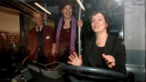 Vandaag is het project Brandstofcelbus Amsterdam op feestelijk wijze afgesloten door Tineke Huizinga, staatssecretaris van het ministerie van Verkeer en Waterstaat. Zij deed dit door na afloop van d
