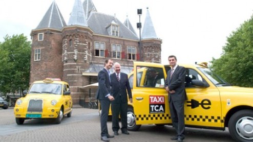 Amsterdam kiest voor elektrisch (rijden), dat is inmiddels wel duidelijk geworden. Onze hoofdstad toont ambitie en wil binnen vijf jaar 450 elektrische taxi's hebben rijden. De eerste tien werden onla