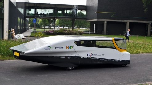 Vandaag heeft Solar Team Eindhoven s werelds eerste gezinsauto op zonne-energie gepresenteerd. Het studententeam van de TU Eindhoven verschijnt met Stella aan de start van de World Solar Challenge.