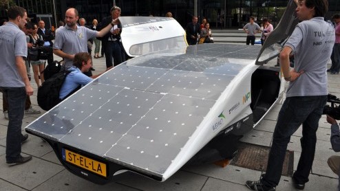 Vandaag heeft Solar Team Eindhoven s werelds eerste gezinsauto op zonne-energie gepresenteerd. Het studententeam van de TU Eindhoven verschijnt met Stella aan de start van de World Solar Challenge.