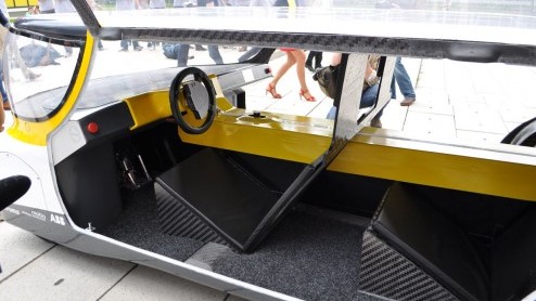 Vandaag heeft Solar Team Eindhoven s werelds eerste gezinsauto op zonne-energie gepresenteerd. Het studententeam van de TU Eindhoven verschijnt met Stella aan de start van de World Solar Challenge.