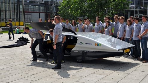 Vandaag heeft Solar Team Eindhoven s werelds eerste gezinsauto op zonne-energie gepresenteerd. Het studententeam van de TU Eindhoven verschijnt met Stella aan de start van de World Solar Challenge.
