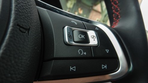 Rijtest Volkswagen Golf GTI Performance, de Golf met progressieve besturing, 230 pk en een sperdifferentieel voor maximaal GTI-plezier.