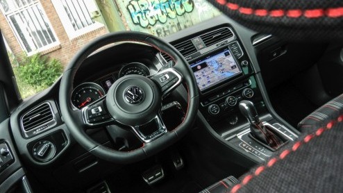 Rijtest Volkswagen Golf GTI Performance, de Golf met progressieve besturing, 230 pk en een sperdifferentieel voor maximaal GTI-plezier.