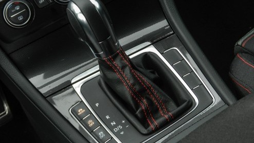 Rijtest Volkswagen Golf GTI Performance, de Golf met progressieve besturing, 230 pk en een sperdifferentieel voor maximaal GTI-plezier.