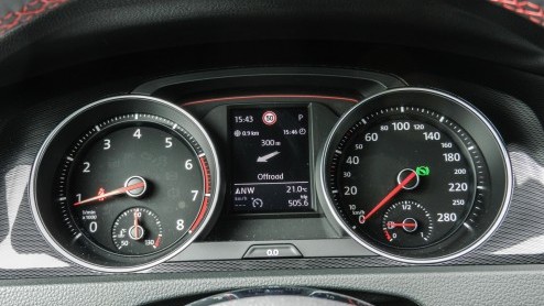 Rijtest Volkswagen Golf GTI Performance, de Golf met progressieve besturing, 230 pk en een sperdifferentieel voor maximaal GTI-plezier.
