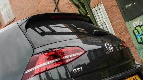 Rijtest Volkswagen Golf GTI Performance, de Golf met progressieve besturing, 230 pk en een sperdifferentieel voor maximaal GTI-plezier.