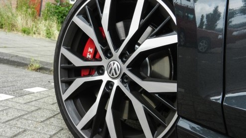 Rijtest Volkswagen Golf GTI Performance, de Golf met progressieve besturing, 230 pk en een sperdifferentieel voor maximaal GTI-plezier.