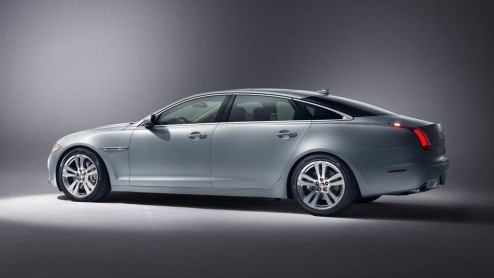 Jaguar voert enkele subtiele updates door voor de XJ modeljaar 2014. De wijzigingen betreffen onder meer nieuwe keuzes voor de aankleding van het interieur en enkele arodynamische aanpassingen.