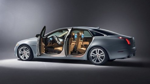Jaguar voert enkele subtiele updates door voor de XJ modeljaar 2014. De wijzigingen betreffen onder meer nieuwe keuzes voor de aankleding van het interieur en enkele arodynamische aanpassingen.