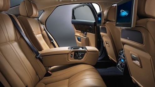 Jaguar voert enkele subtiele updates door voor de XJ modeljaar 2014. De wijzigingen betreffen onder meer nieuwe keuzes voor de aankleding van het interieur en enkele arodynamische aanpassingen.
