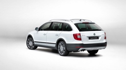 De Skoda Superb is binnenkort ook in een stoere outfit te koop. De Tsjechen hebben daarvoor niet zoals bij andere modellen de benaming 'Scout' maar 'Outdoor' bedacht.