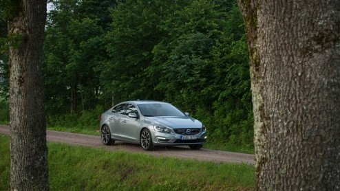 Autotest Volvo XC60 T6 en S60 T6 van modeljaar 2014, aangedreven door een nieuwe 2,0 liter turbomotor met supercharger. Hoe pakt 306 pk op de voorwielen uit, en wat scoort de nieuwe T6 in verbruik?