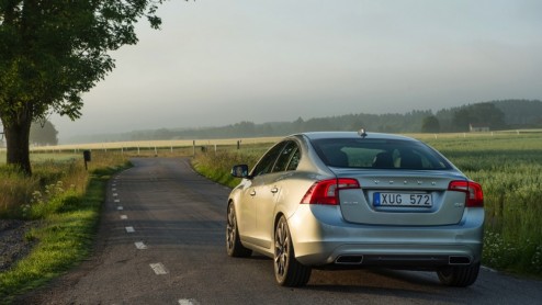 Autotest Volvo XC60 T6 en S60 T6 van modeljaar 2014, aangedreven door een nieuwe 2,0 liter turbomotor met supercharger. Hoe pakt 306 pk op de voorwielen uit, en wat scoort de nieuwe T6 in verbruik?
