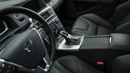 Autotest Volvo XC60 T6 en S60 T6 van modeljaar 2014, aangedreven door een nieuwe 2,0 liter turbomotor met supercharger. Hoe pakt 306 pk op de voorwielen uit, en wat scoort de nieuwe T6 in verbruik?