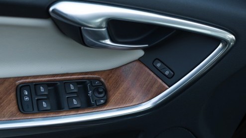 Autotest Volvo XC60 T6 en S60 T6 van modeljaar 2014, aangedreven door een nieuwe 2,0 liter turbomotor met supercharger. Hoe pakt 306 pk op de voorwielen uit, en wat scoort de nieuwe T6 in verbruik?