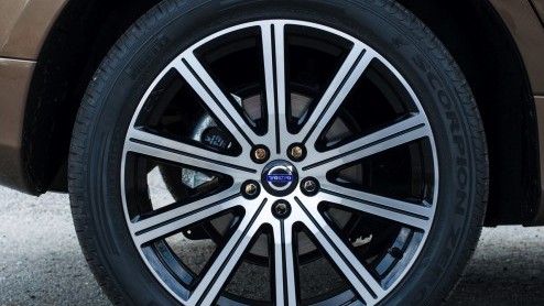 Autotest Volvo XC60 T6 en S60 T6 van modeljaar 2014, aangedreven door een nieuwe 2,0 liter turbomotor met supercharger. Hoe pakt 306 pk op de voorwielen uit, en wat scoort de nieuwe T6 in verbruik?