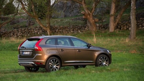 Autotest Volvo XC60 T6 en S60 T6 van modeljaar 2014, aangedreven door een nieuwe 2,0 liter turbomotor met supercharger. Hoe pakt 306 pk op de voorwielen uit, en wat scoort de nieuwe T6 in verbruik?