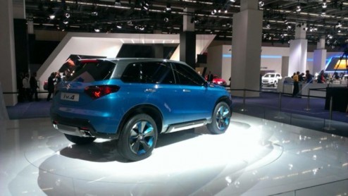 Suzuki iV4 gepresenteerd op IAA ter voorbereiding op een compacte SUV die in 2015 wordt geintroduceerd.