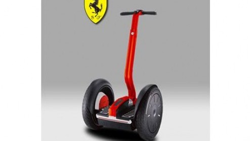 De langzaamste, maar ook de meest voordelige Ferrari. Dat is de Segway. Hij kost rond de 8.500 euro en dan moet je ook voor lief nemen dat je ze in ons land niet legaal op de openbare weg mag gebruike