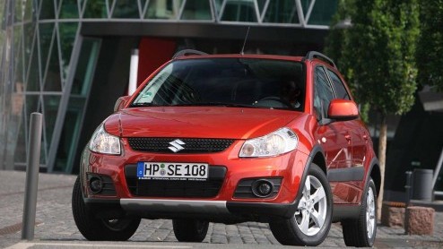 Suzuki is aardig en verlaagt de prijs van de SX4. Voortaan is de stoere crossover er vanaf 17.499 euro. Ook doet een tijdelijke Executive-uitvoering intrede.