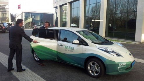 Komende zaterdag 30 juni stunt Nissan met de Leaf in hartje Amsterdam. Er rijden de gehele dag 12 elektrische Leafs als taxi. Gratis en voor niks. Passagiers kunnen via Twitter een rit aanvragen.
