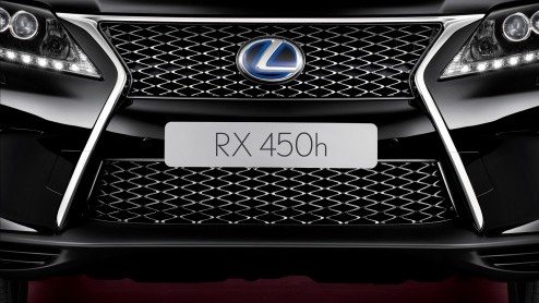 Lexus wilt de RX450h in de pas laten lopen met de looks van de nieuwe GS. Daarom krijgt de SUV een kleine facelift waarbij de neus onmiskenbaar is strakgetrokken. Update: Nu door Lexus officieel aange