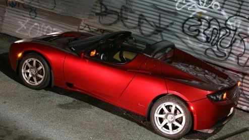 Een aantal weken geleden berichtten we over de Tesla Roadster. Deze supersnelle elektrisch aangedreven roadster zou vanaf eind 2009 het levenslicht zien. Nu is bekend dat Tesla toch in staat is deze s
